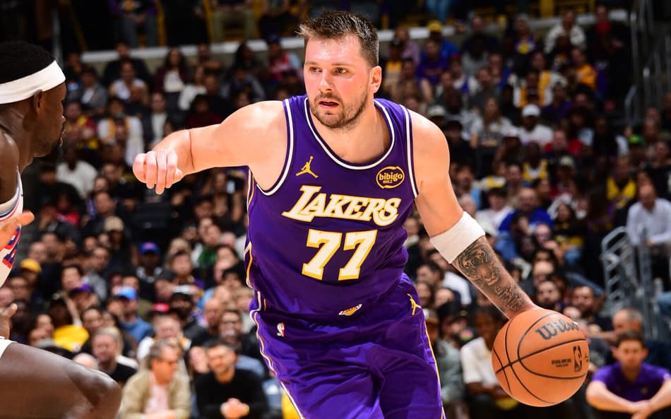 Luka Doncic em jogo entre Los Angeles Lakers e Philadelphia 76ers na NBA (Foto: Adam Pantozzi/NBAE via Getty Images/AFP)