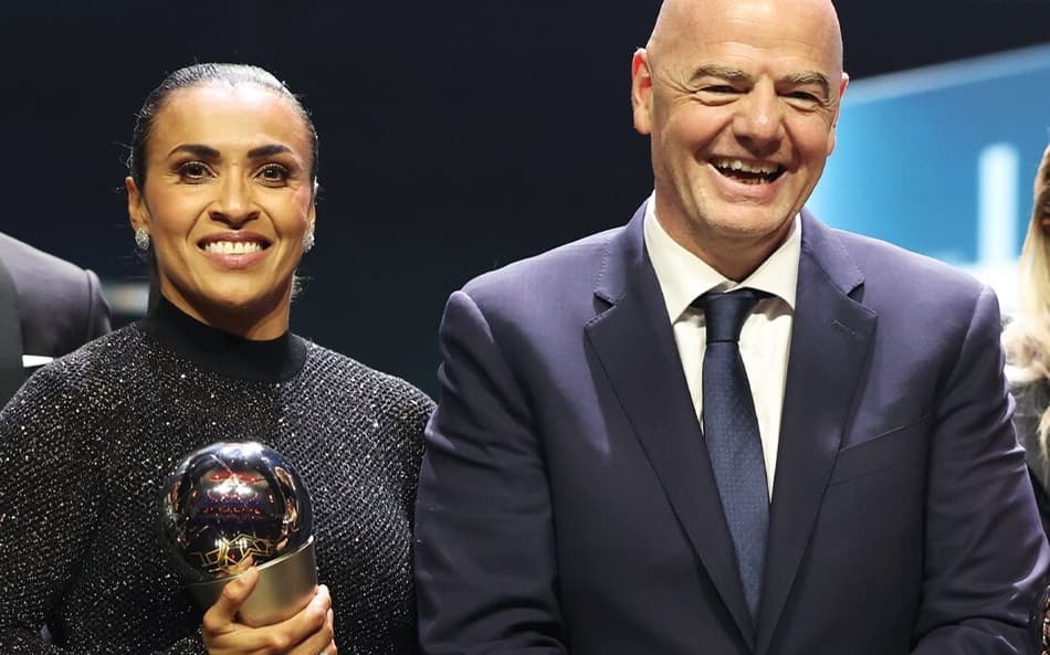 Presidente da Fifa parabeniza Marta e exalta brasileira: 'Verdadeira lenda'