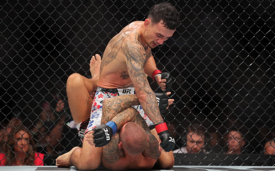 Max Holloway vem de vitória sobre Dustin Poirier no UFC 318 (Foto: Jonathan Bachman/AFP)