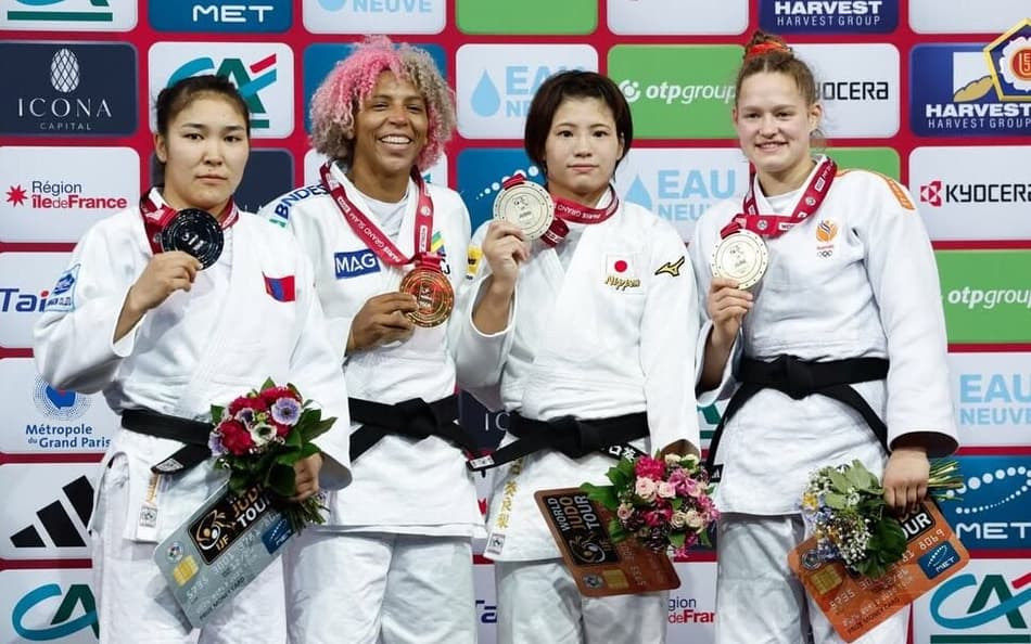 Rafaela Silva com a medalha de ouro no pódio do Grand Slam de Paris