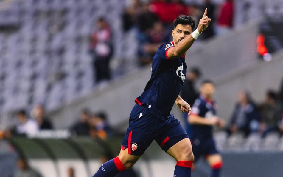 Rodrigão em ação pelo Estrela Vermelha (Foto: Arquivo Pessoal)