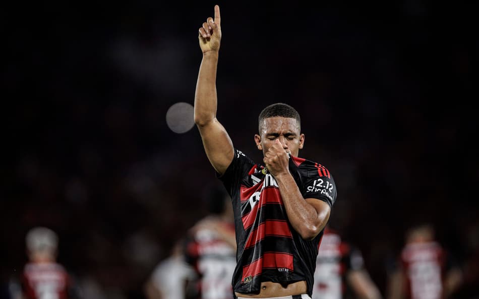 Samuel Lino responde críticas e vira líder em assistências no Flamengo