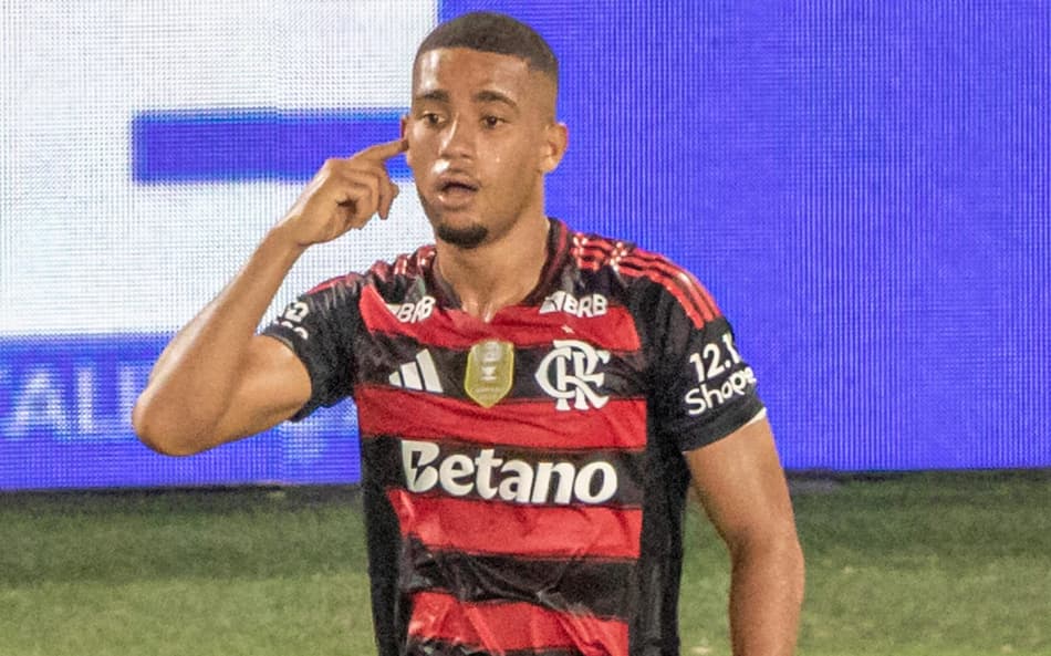Samuel Lino comemora gol no jogo do Flamengo contra o Ceará