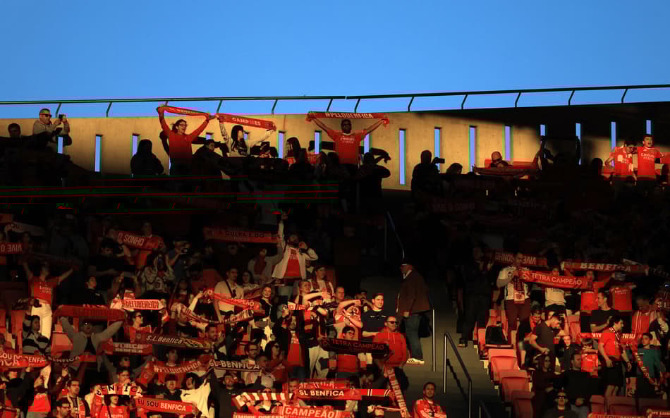 Torcida do Benfica no Estádio da Luz (Foto: PATRICIA DE MELO MOREIRA / AFP)