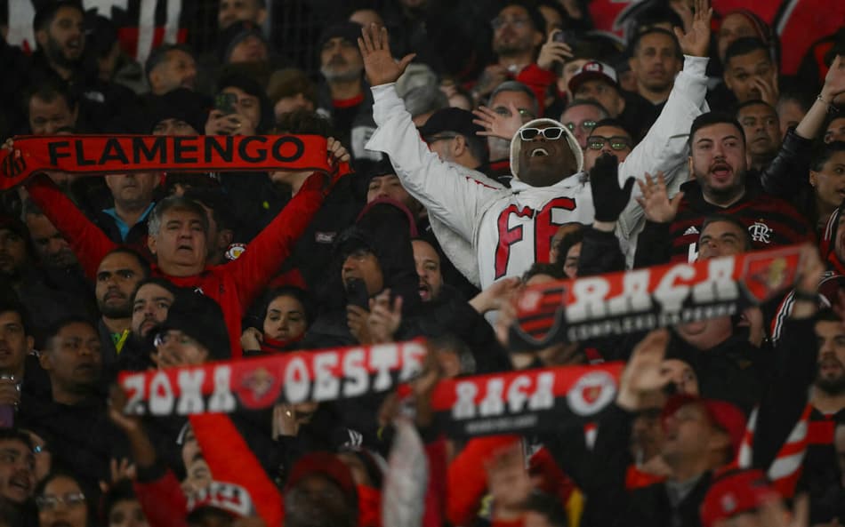 Torcida do Flamengo no jogo contra o Estudiantes (Foto: Luis ROBAYO / AFP))