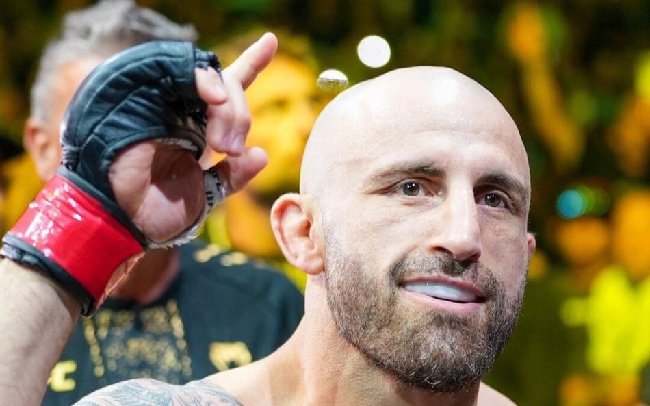Volkanovski manteve o cinturão no UFC 325 (Foto: Reprodução Instagram UFC Brasil)