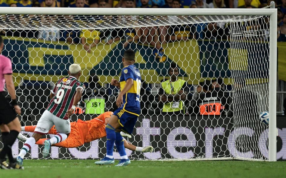John Kennedy faz gol em Fluminense x Boca na final da Libertadores 2023 (FOTO: CARL DE SOUZA / AFP)