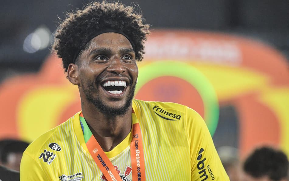 Hugo Souza terminou o ano em alta pelo Corinthians (Foto: Thiago Ribeiro/Agif/Gazeta Press)