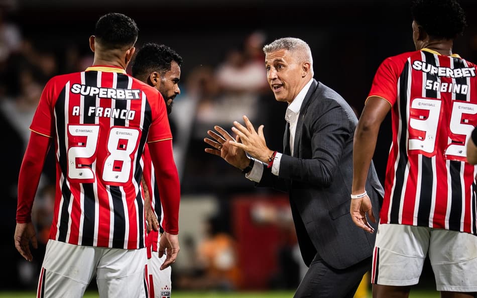 Escalação do São Paulo: Crespo define time com surpresa para decisão contra o Palmeiras