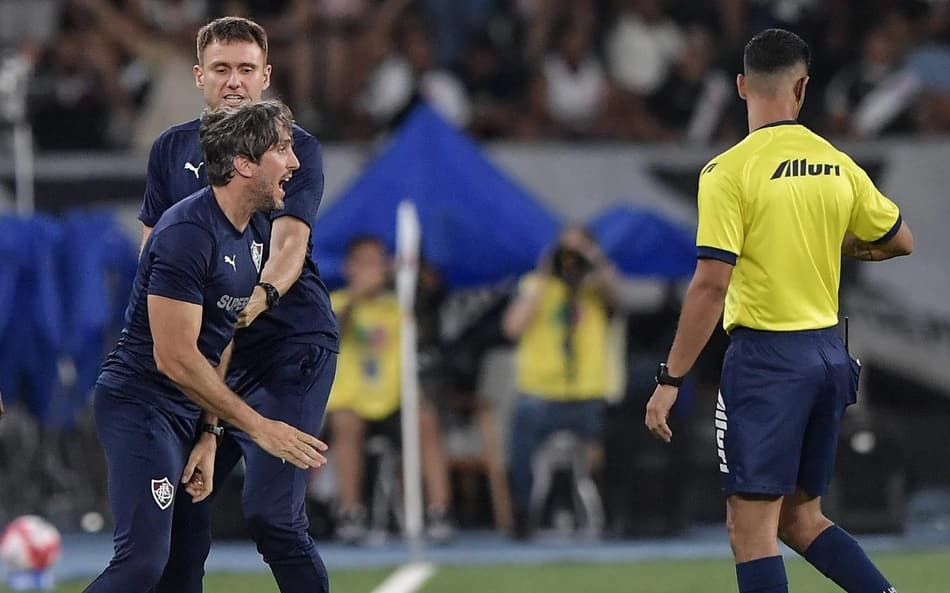 Zubeldía reclama com arbitragem em Vasco x Fluminense (Foto: Thiago Ribeiro/ Agif/Gazeta Press)