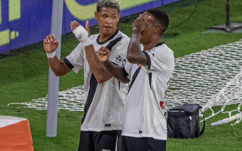 Robert Renan abriu o placar em Fluminense x Vasco (Foto: Maga Jr/Agência F8/Gazeta Press)