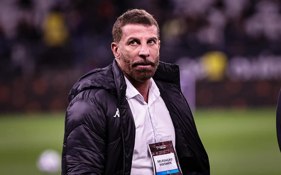 Presidente do Vasco cobra arbitragem e se envolve em confusão com a Polícia