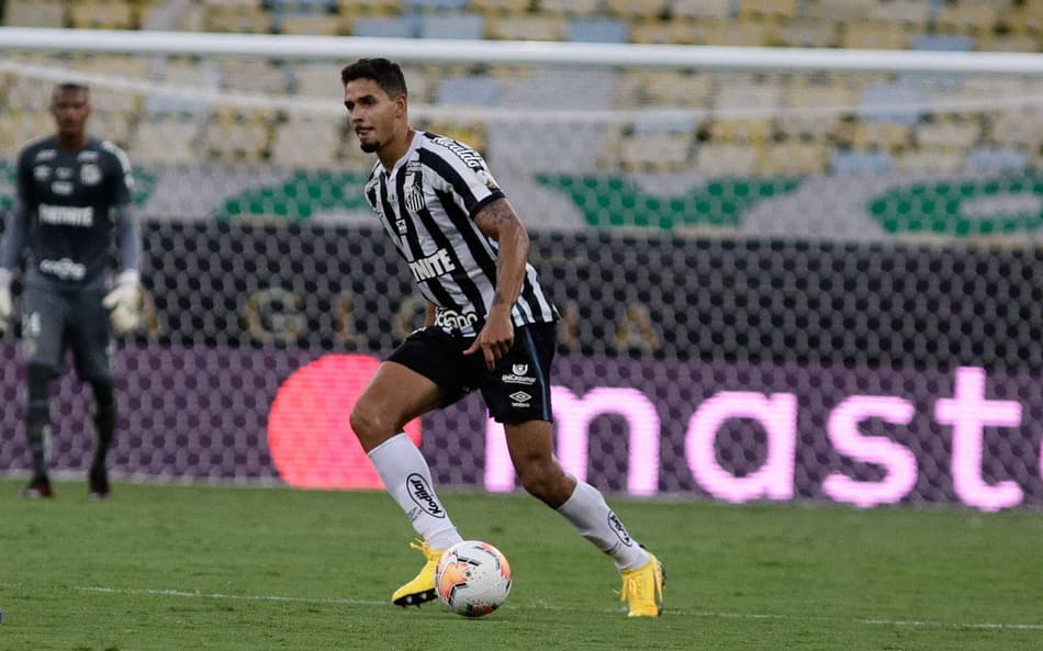 Lucas Veríssimo foi revelado pelo Santos e deixou o clube em 2021. (Foto: RUDY TRINDADE/FramePhoto/Gazeta Press)