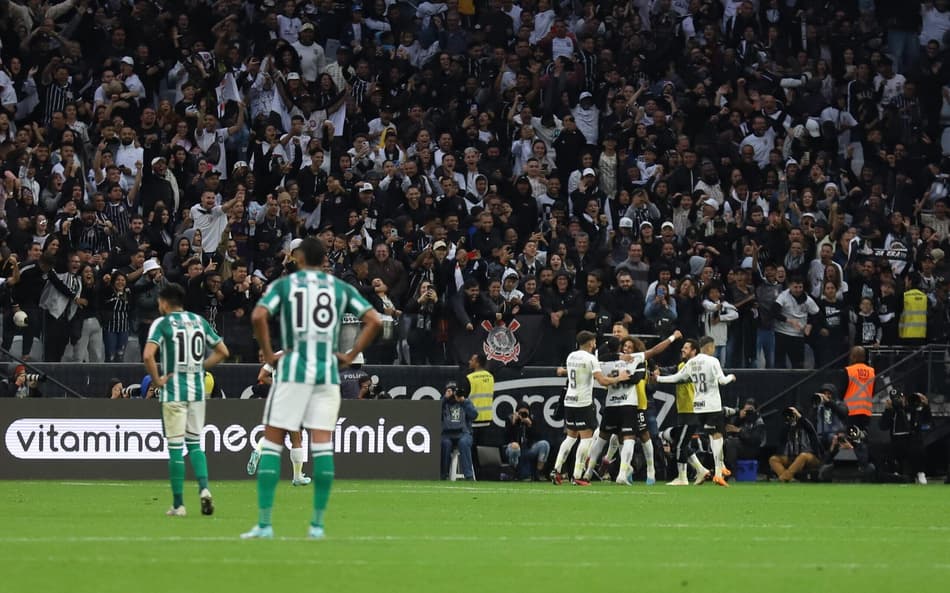 Corinthians enfrenta o Coritiba em casa (Foto: Geraldo Bubniak/Gazeta Press)