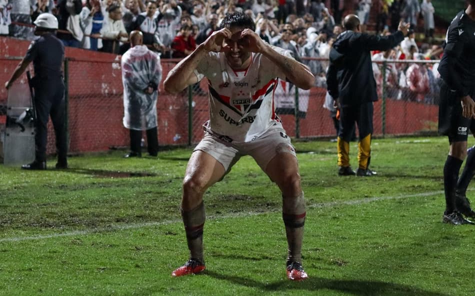 Calleri comemora gol marcado pelo São Paulo