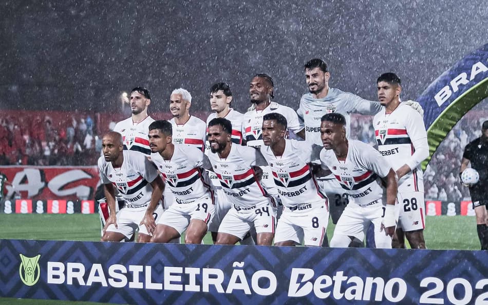 Time do São Paulo perfilado antes de pegar a Chapecoense (Foto: Caio De Sousa/Pera Photo Press)