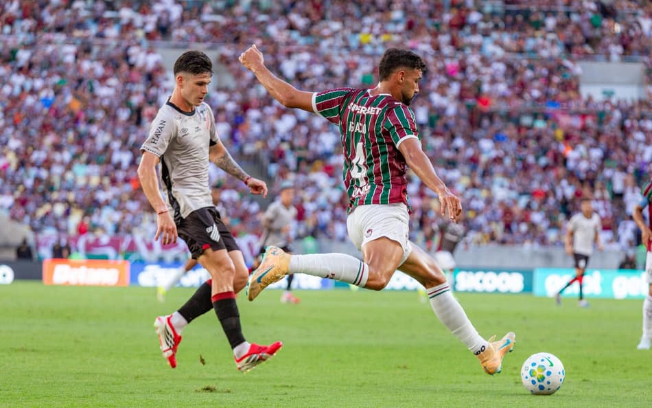 Fluminense e Athletico se enfrentando no Maracanã (Foto: Vyctor Santos/Pera Photo Press)