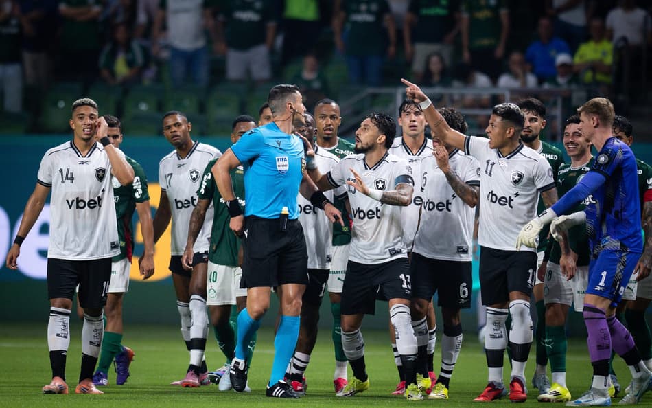 Eric Faria critica medalhão do Botafogo contra o Palmeiras: 'Trotando'