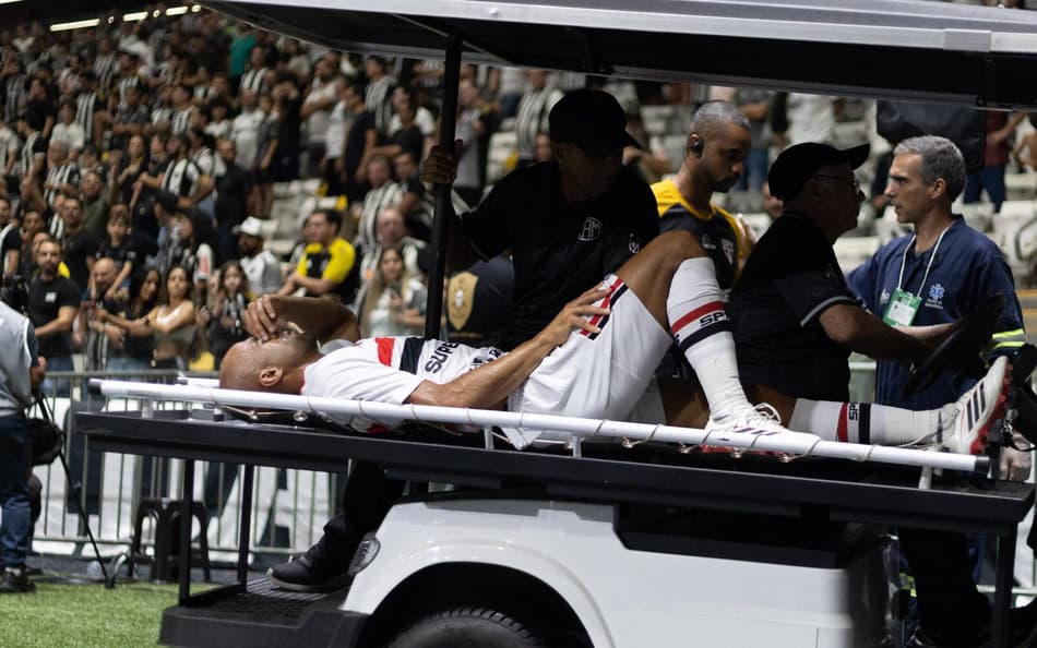 Lucas Moura, do São Paulo, deixa o gramado da Arena MRV de maca