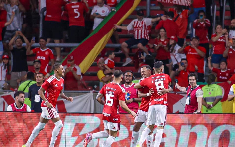 Jogadores comemoram gol de Alan Patrick em Internacional e Chapecoense (Foto: WILLIAN ABI/Pera Photo Press)