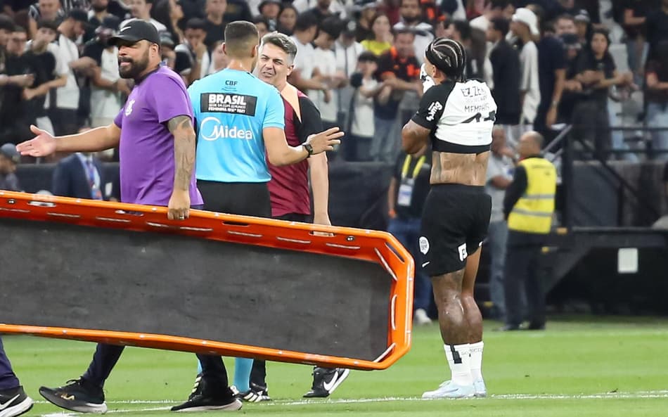 Memphis, atacante do Corinthians, sente dores