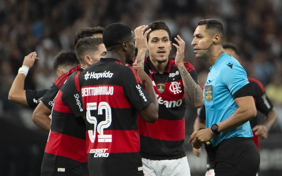 Corinthians x Flamengo foi marcado por polêmicas de arbitragem (Foto: Anderson Romão/ Agif/Gazeta Press)