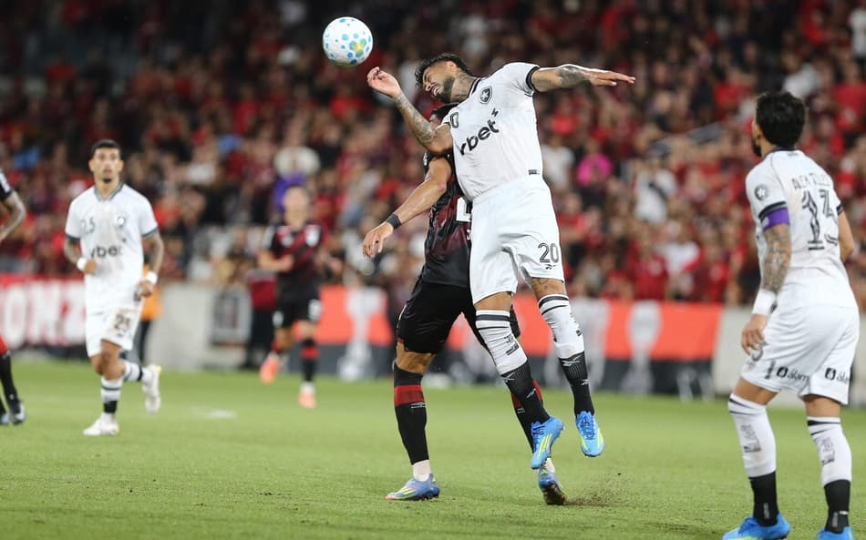 Botafogo foi goleado pelo Athletico-PR (Foto: Geraldo Bubniak/AGB/GazetaPress)