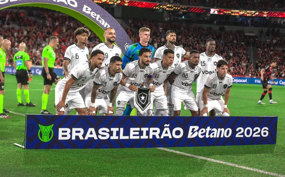 Botafogo perfilado antes do duelo com o Athletico (Foto: Neto CajaÃ­ba/Pera Photo Press)