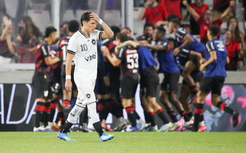 Montoro lamentando gol sofrido pelo Botafogo (Foto: Luiz Delgado/Agência F8/Gazeta Press)