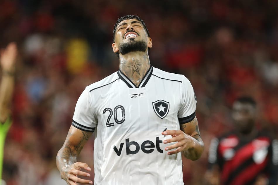 Alexander Barboza é um dos líderes do elenco do Botafogo (Foto: Geraldo Bubniak/AGB/GazetaPress)