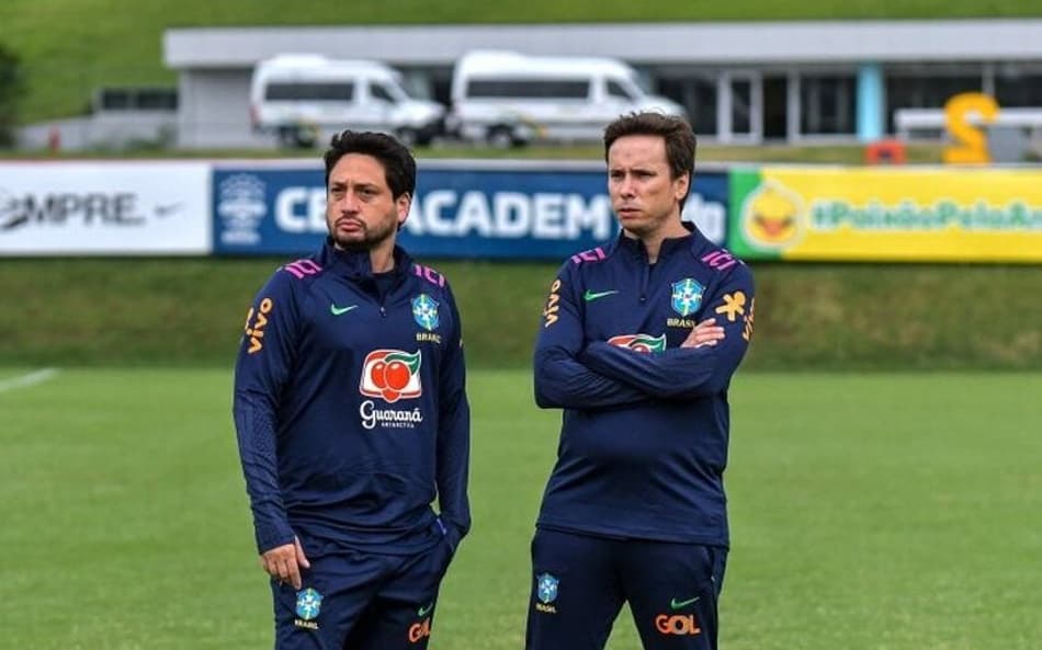 Arthur Elias e Rodrigo Iglesias em treino da Seleção Brasileira. (Staff Images / CBF)