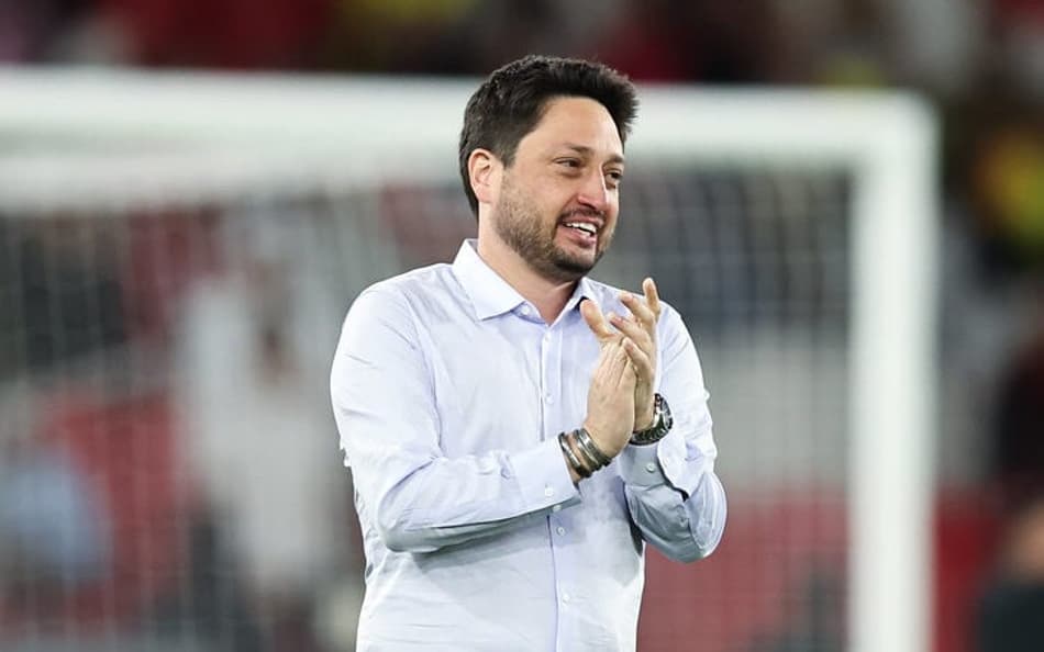 Técnico da Seleção Feminina defende regra da Fifa por mais mulheres nas comissões e diz que ainda não escolheu nova auxiliar