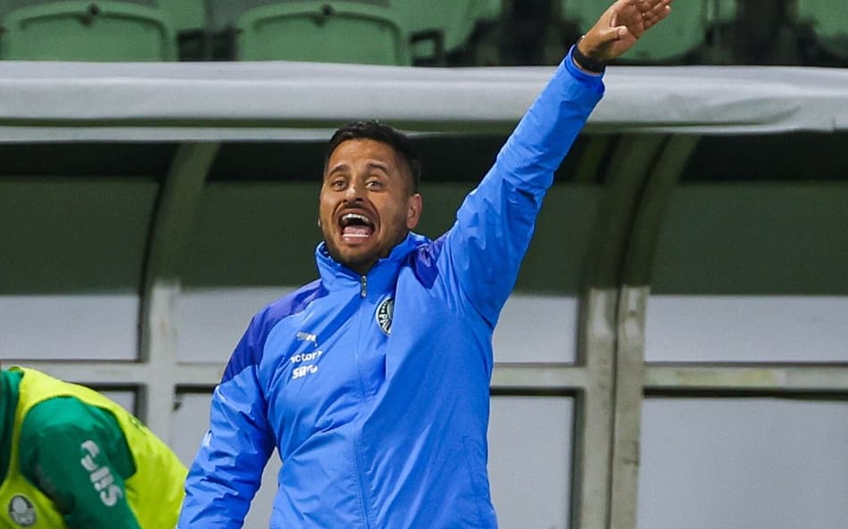 Lucas Andrade gesticula para jogadores do Palmeiras Sub-20 em jogo contra o Cruzeiro (Foto: Fabio Menotti / Palmeiras)