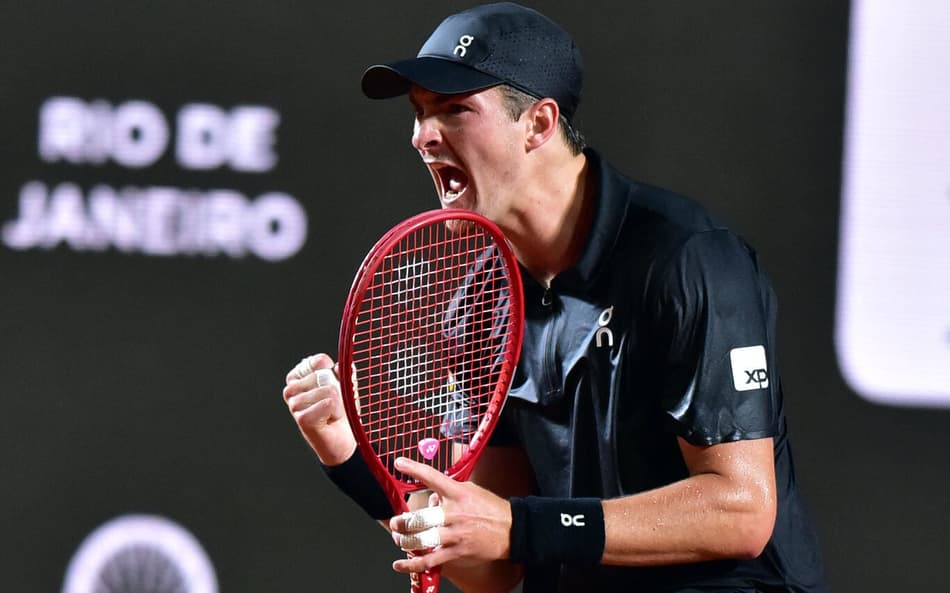 João Fonseca celebra ponto na vitória sobre Thiago Monteiro no Rio Open (Foto: João Pires/Fotojump)