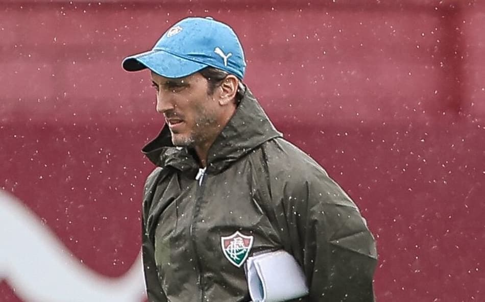 Zubeldía em treino do Fluminense no CT Carlos Castilho (Foto: Lucas Merçon/ Fluminense FC)