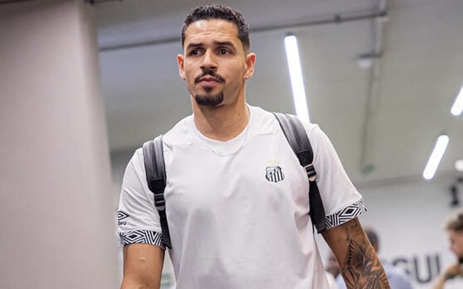 Lucas Veríssimo foi revelado pelo Santos e promovido ao profissional em 2026. (Foto: Raul Baretta/ Santos FC)