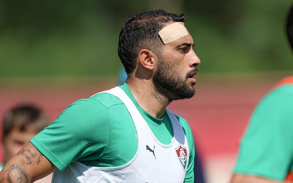 Freytes com curativo na testa em treino do Fluminense (Foto: Marcelo Gonçalves / Fluminense FC)