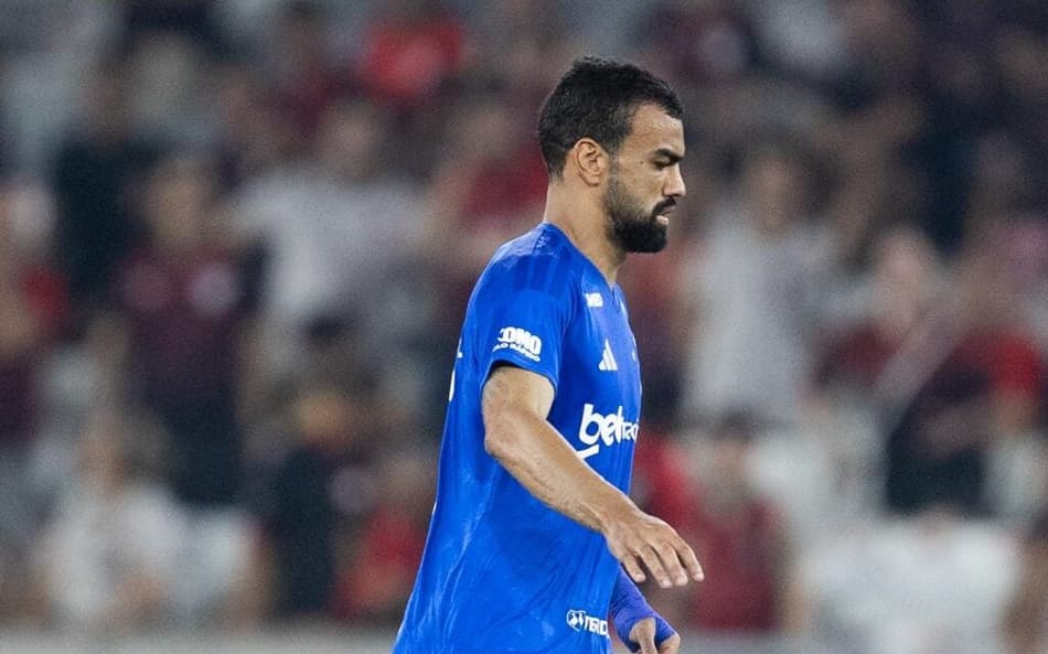 Athletico-PR e Cruzeiro, na Arena da Baixada (Fotos: Igor Barrankievicz e Du Caneppele/Cruzeiro)