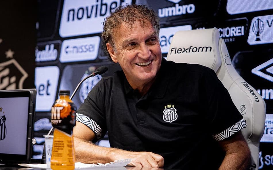 Cuca foi apresentado pelo Santos na última sexta-feira (20), na Vila Belmiro. (Foto: Raul Baretta/ Santos FC)