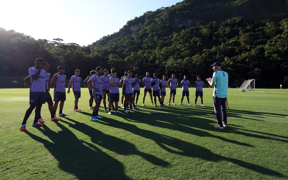 Rodrigo Bellão com o elenco do Botafogo (Foto: Vítor Silva/Botafogo)