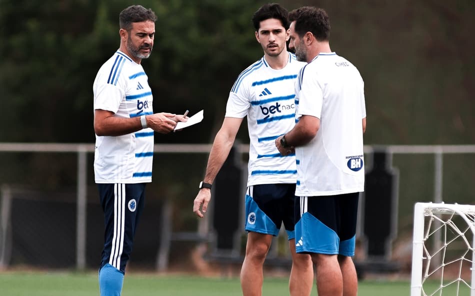 Artur Jorge e comissão (Foto: Gustavo Martins/ Cruzeiro)