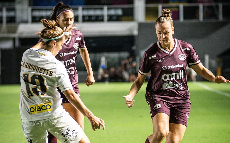 Maressa, da Ferroviária, e Larroquette, do Santos, disputam bola. (Foto: Rafael Zocco / Ferroviária)