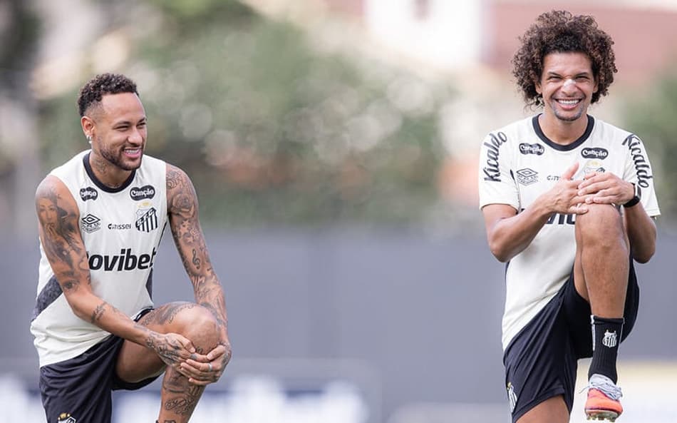 Neymar treina ao lado de Willian Arão, no CT Rei Pelé. (Foto: Raul Baretta/ Santos FC)