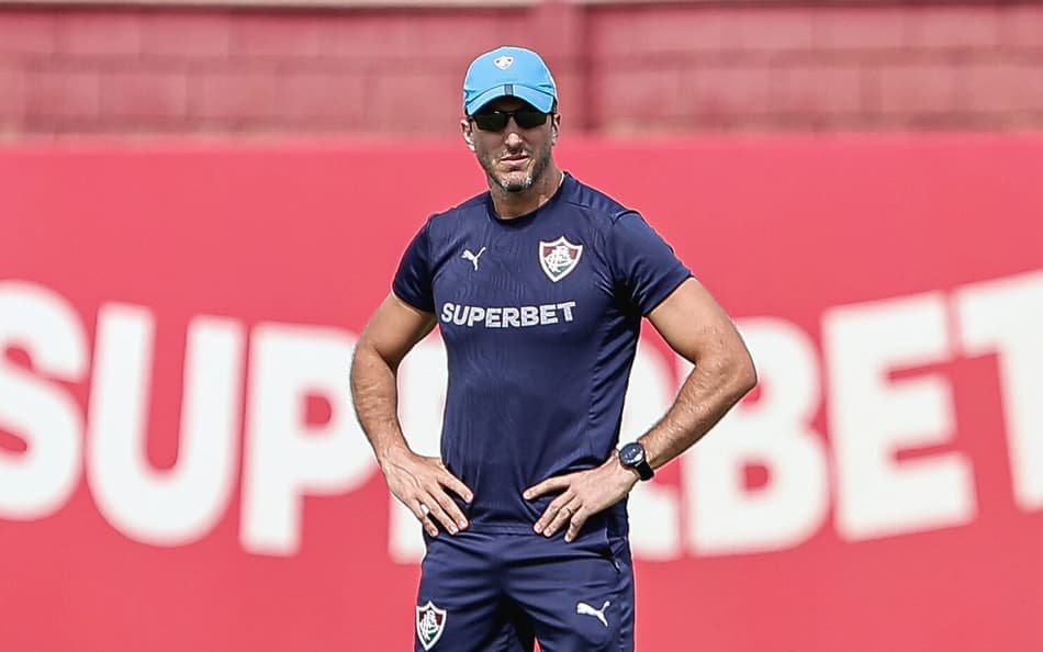 Zubeldía em treno do Fluminense no CT Carlos Castilho (Foto: Lucas Merçon/ Fluminense FC)