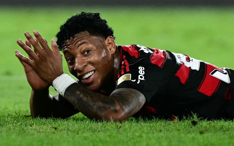 Plata foi expulso em Flamengo x Estudiantes (Foto: Pabloo Porciuncula / AFP)