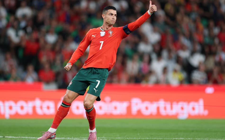 Cristiano Ronaldo em ação na partida entre Portugal e Irlanda (Foto: Patricia de Melo Moreira / AFP)