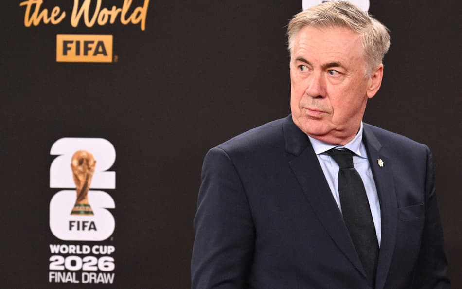 Ancelotti, treinador da Seleção Brasileira, no sorteio da Copa do Mundo (Foto: Roberto SCHMIDT / AFP)