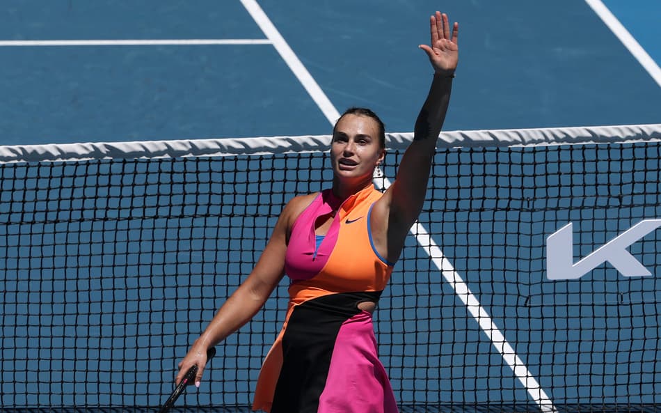Aryna Sabalenka comemora vitória sobre a austríaca Anastasia Potapova no Aberto da Austrália, em Melbourne (Foto: David Gray/AFP)