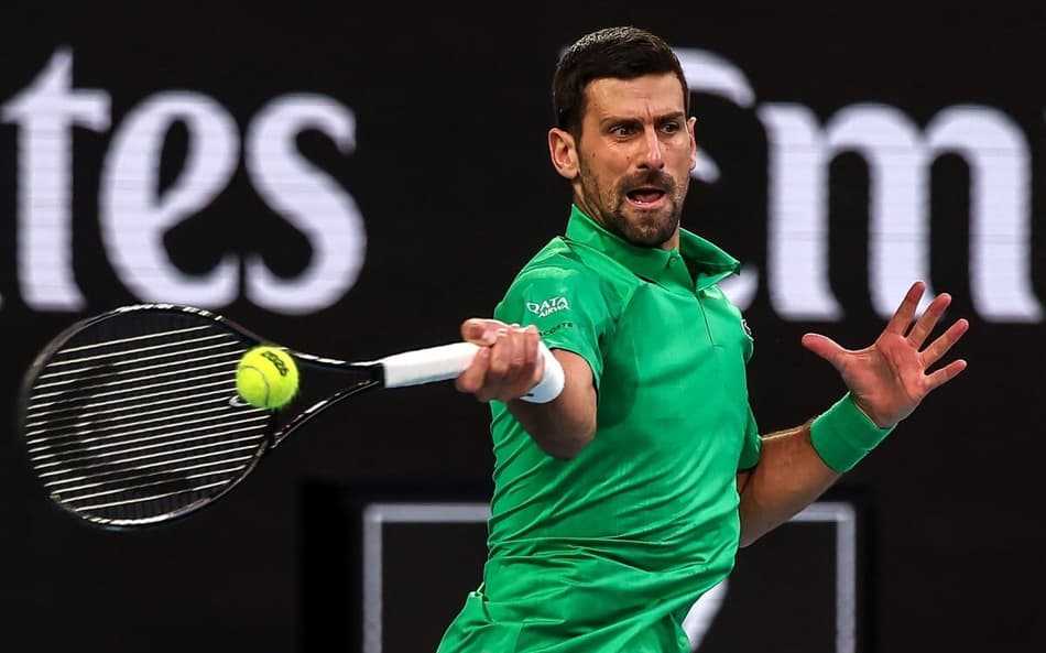 O sérvio Novak Djokovic na final do Australian Open contra o espanhol Carlos Alcaraz (Foto: by IZHAR KHAN / AFP)