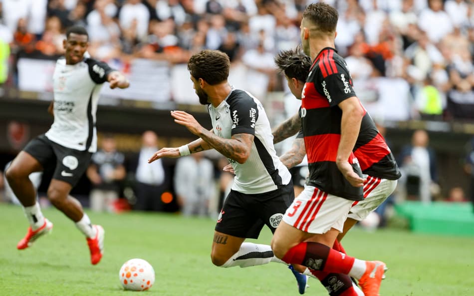 Disputa de bola na final da Supercopa do Brasil entre Flamengo e Corinthians. (Foto: Sergio Lima / AFP)
